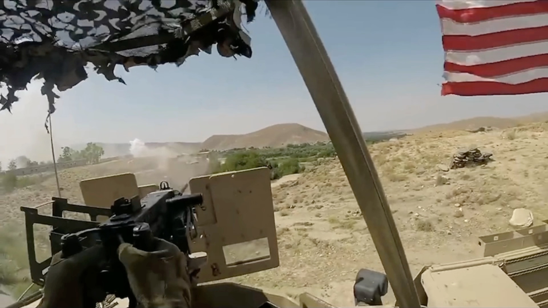 美军在阿富汗战争行军扫射