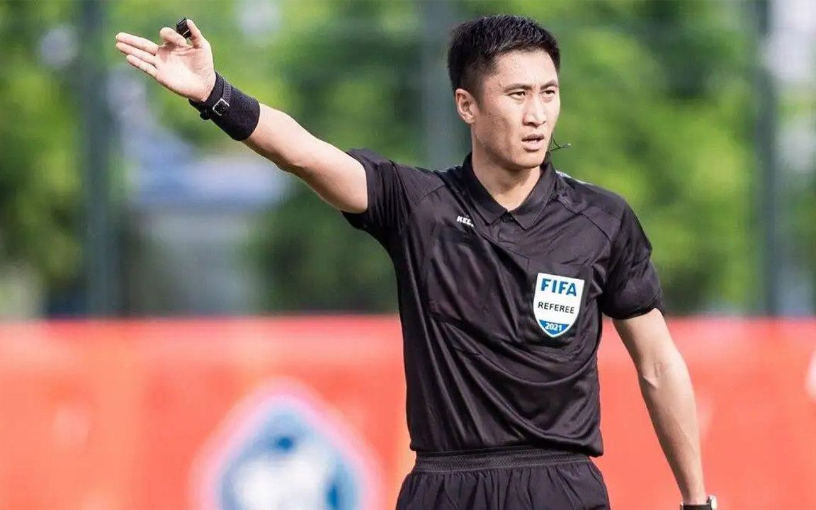 20年首人!中国金哨马宁将主哨卡塔尔世界杯,红牌曾让人跪地掩面