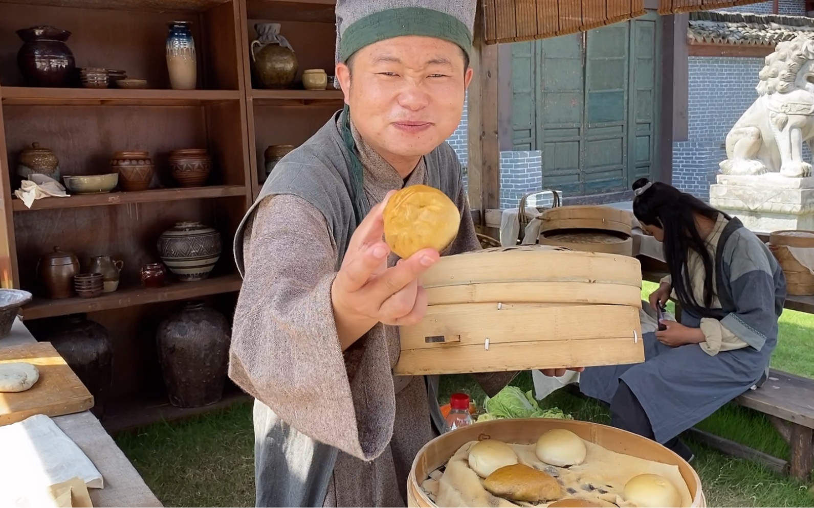 群演小宁拍戏,演包子铺卖包子得老板和主演搭戏,拍一场戏收工了