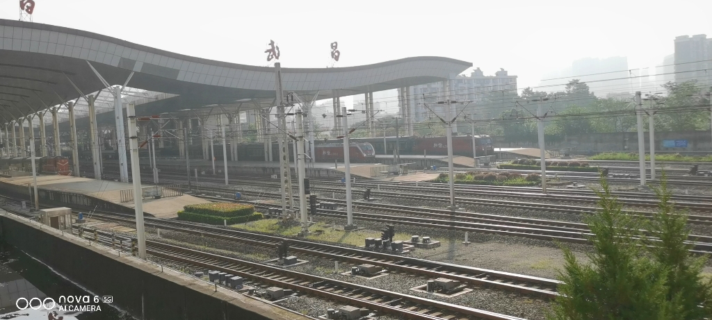 z236次列车进武昌站