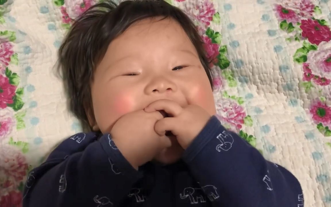 胖娃娃把左手塞嘴里不过瘾,还要塞右手,画面太搞笑了