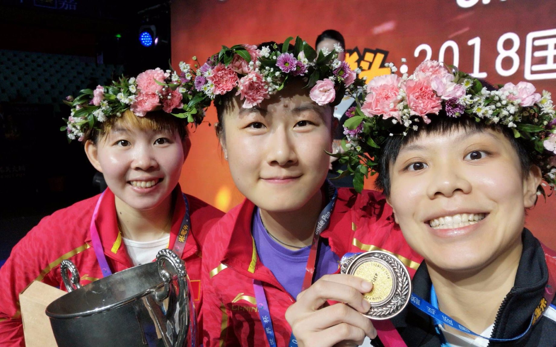 女子世界杯颁奖典礼 丁宁朱雨玲郑怡静姐妹团拍美照_哔哩哔哩