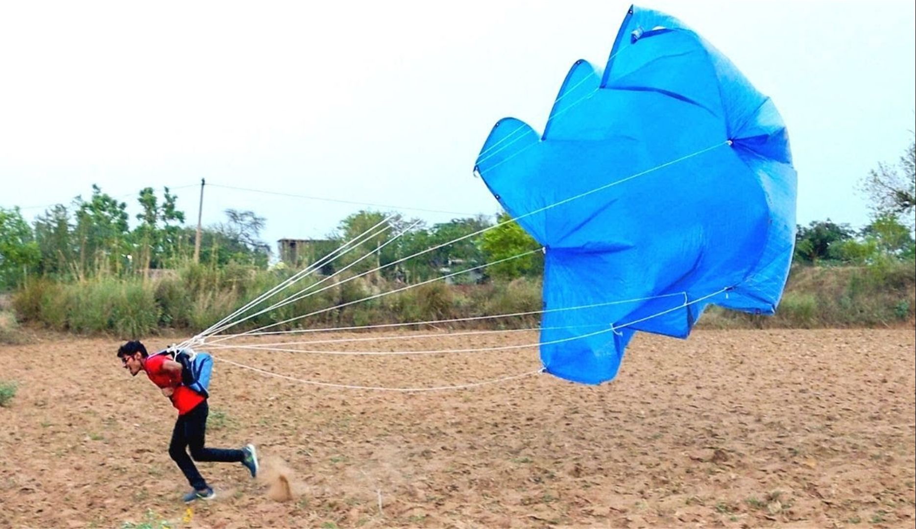 自制降落伞能飞上天空吗?小伙将降落伞挂在身后,结局十分硬核