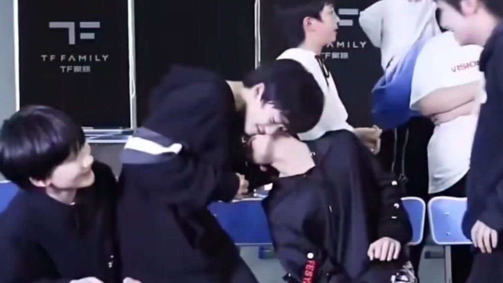 520左邓不能莫名其妙亲一个吗