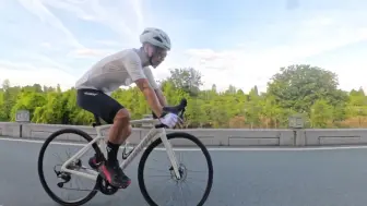 Video herunterladen: 闪电 TARMAC SL7 SPORT 首骑分享