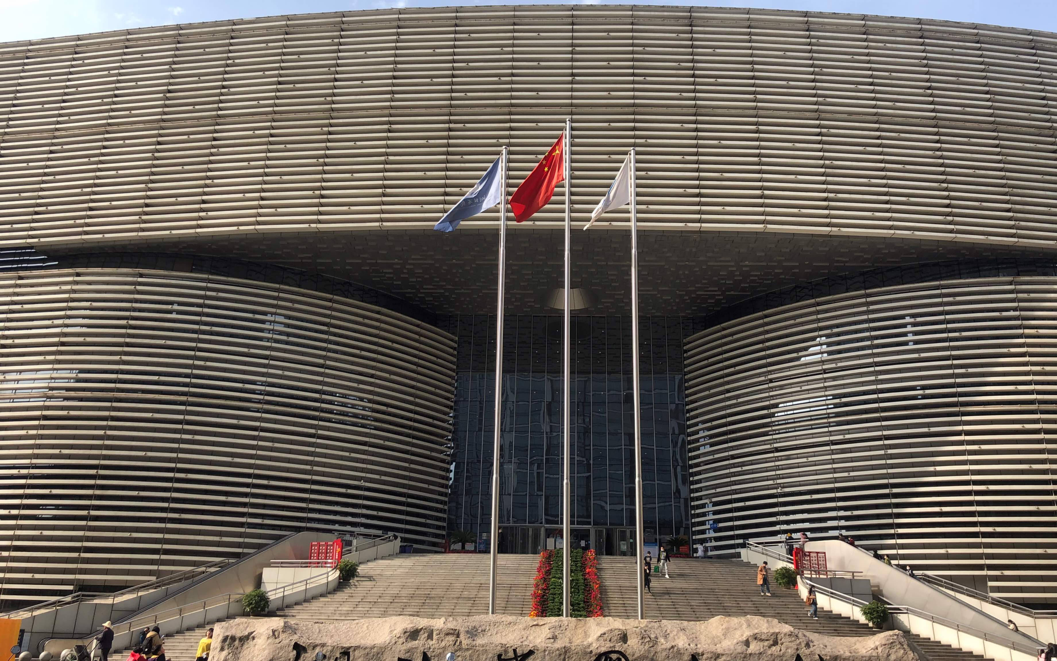 在阳光很好的周日下午去见识一下湖北省图书馆(在武汉的最后两个月