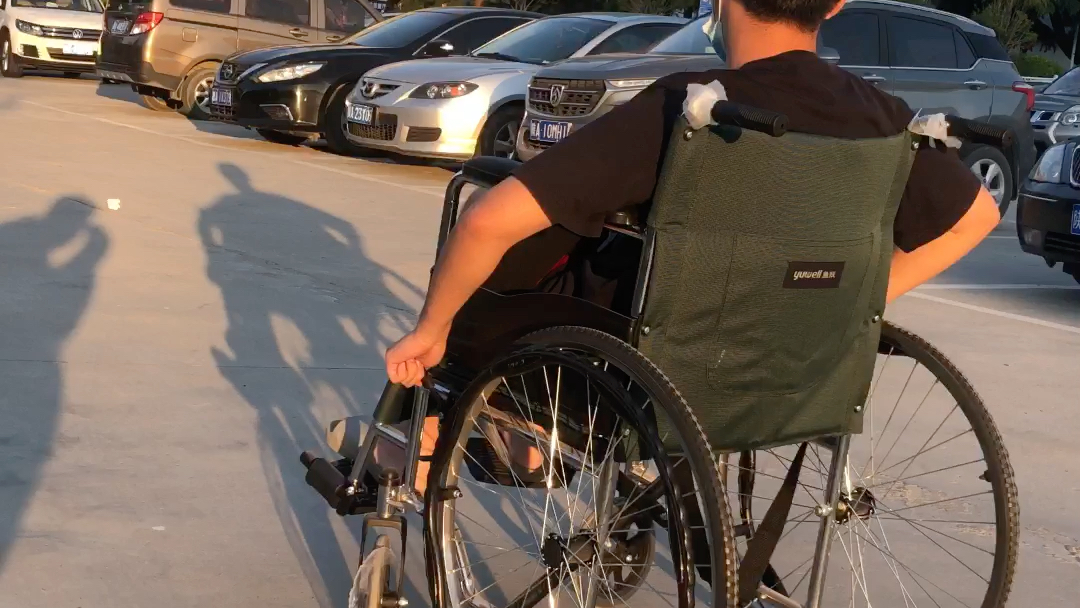 我室友会用轮椅漂移_哔哩哔哩_bilibili