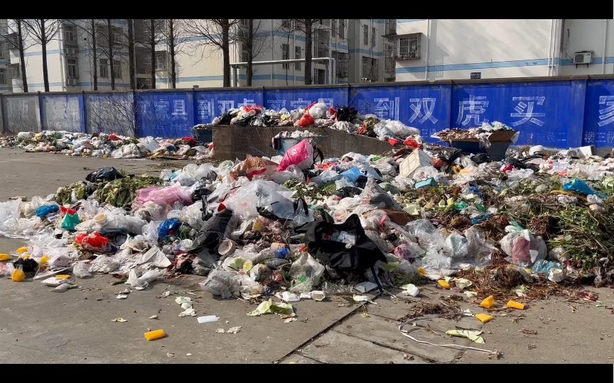 闹市乱象:这里竟然堆放这么多垃圾,糟糕的环境令人咋舌