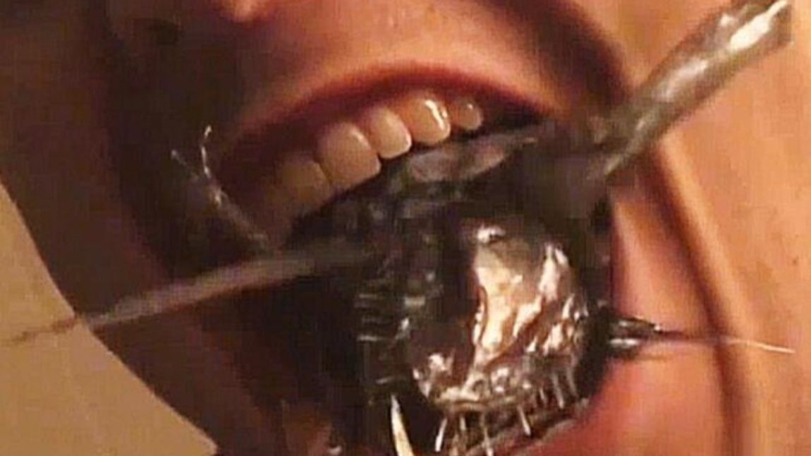 一只虫子竟然从男人的嘴里钻进钻出,还试图要钻进女人的肚脐