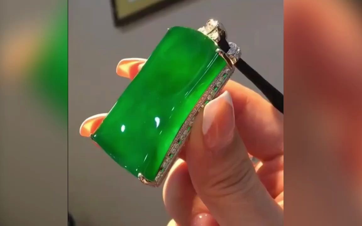 收藏级别的一块老坑帝王绿平安无事牌,这种水色绝了,欣赏!