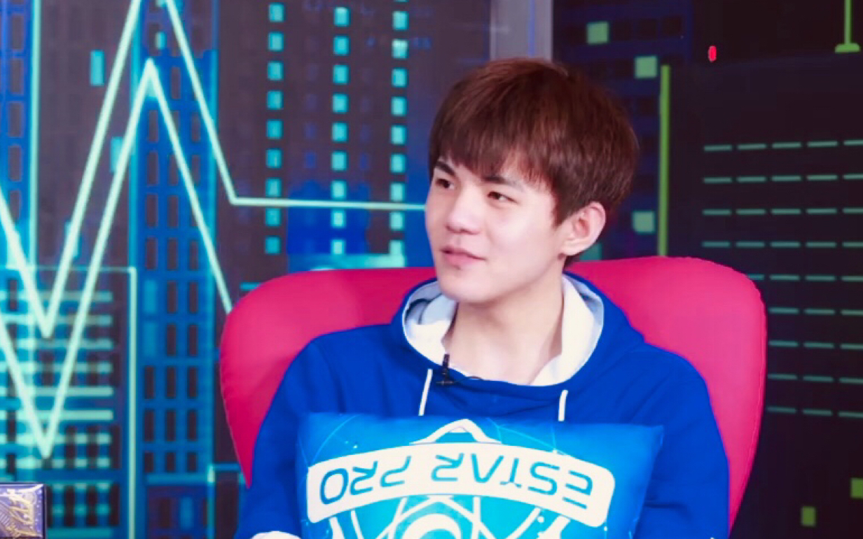 有e说一第2期estarpro诺言宠女狂魔诺言哥哥练出两块腹肌