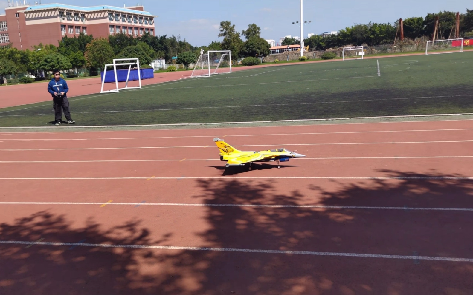 活动作品fms阵风航模80涵道固定翼学校操场飞行