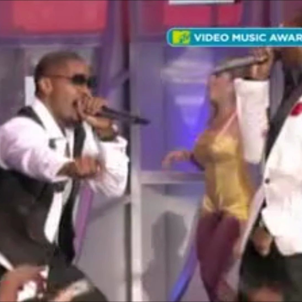 Kanye West and Jamie Foxx perform Gold Digger during 2005 MTV