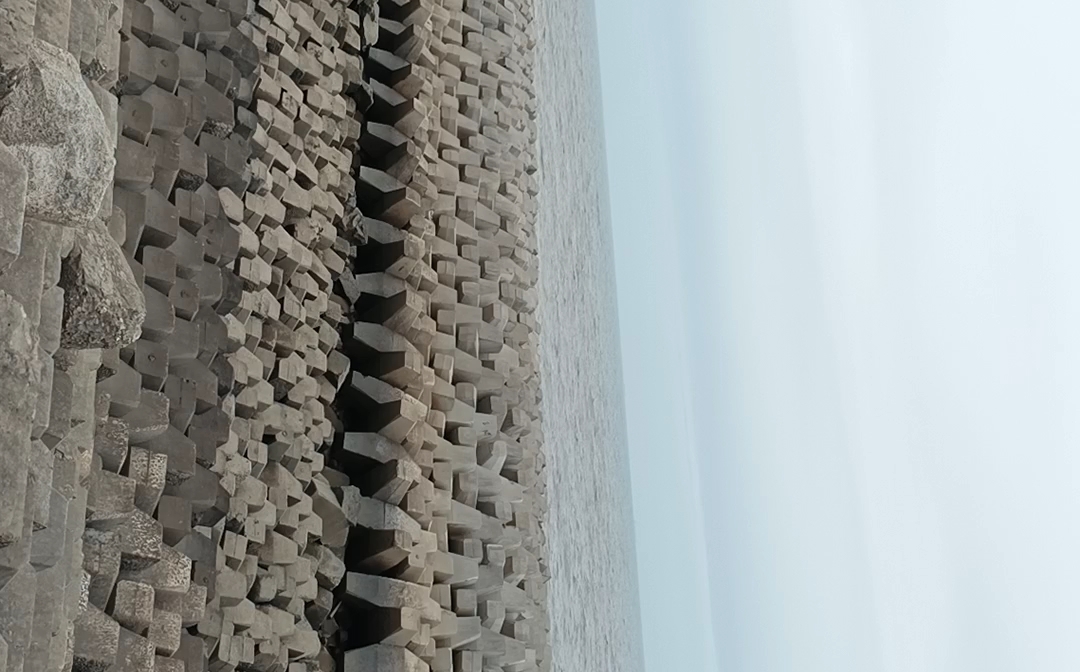 海边防潮堤