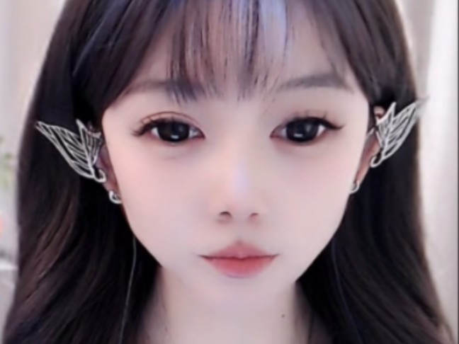 美丽的女孩是甜美的,可爱的表情更是让人心动不已.