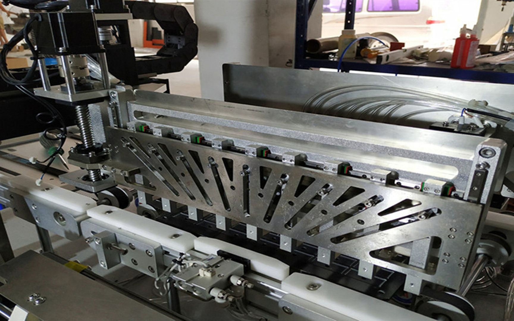 变距式旋转取料机械手的工作原理是什么?如何设计?