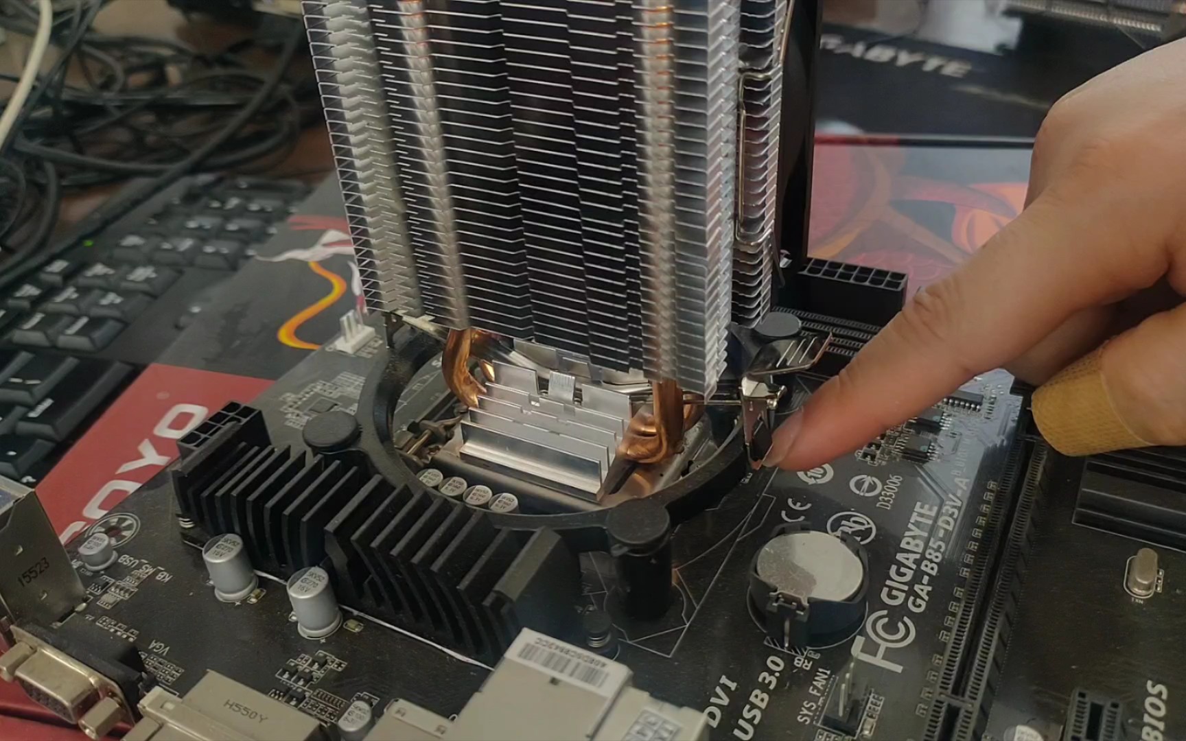 cpu散热器的拆装演示教程安装拆卸带弹簧卡扣的塔式散热器