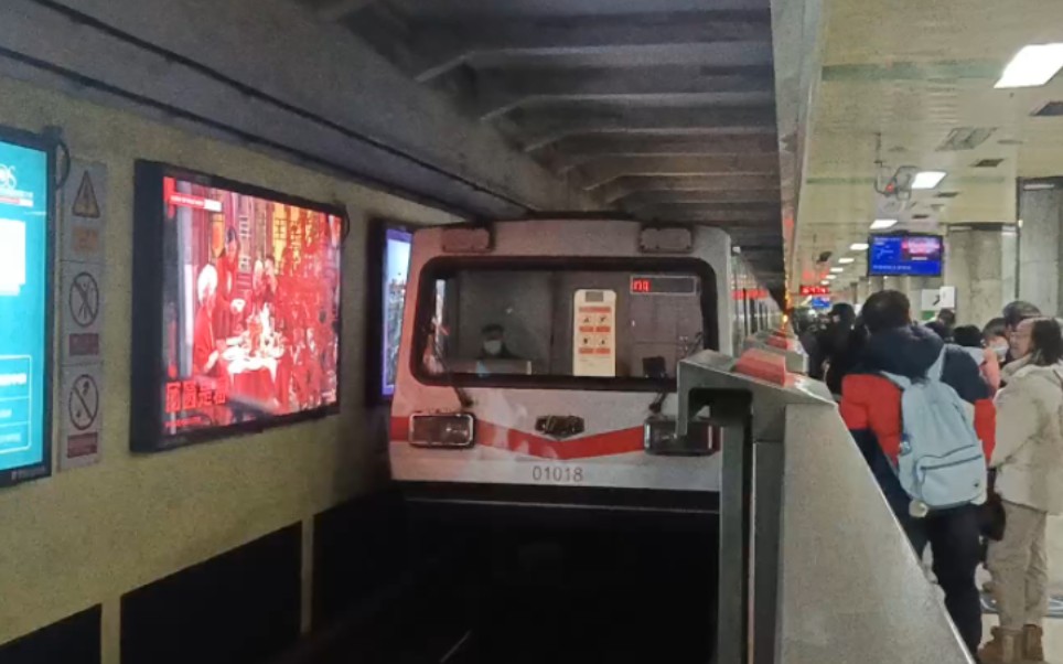 北京地铁1号线dkz401018号车古城方向东单进站