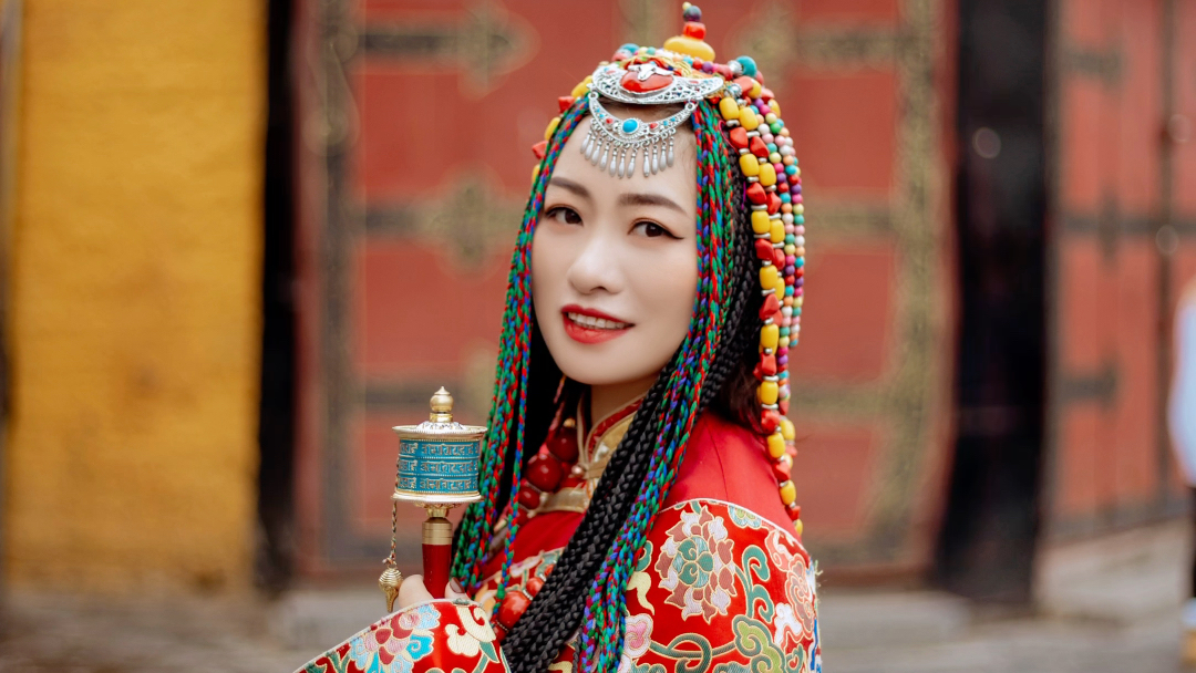 汉族姑娘喜欢各种名族风格尝试.