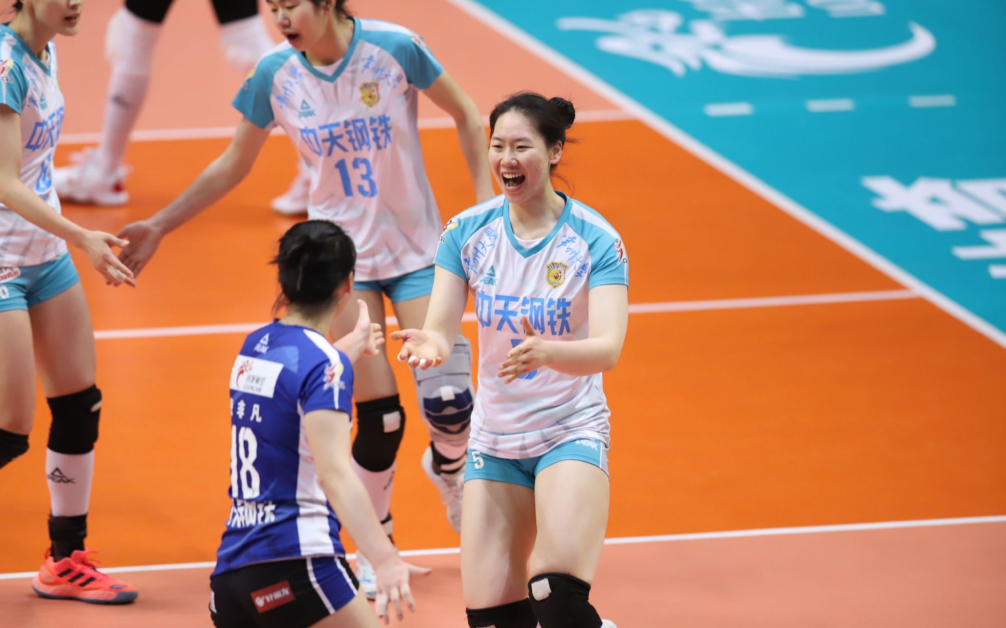 吴梦洁,周页彤扣杀亮点,四分之一决赛三江苏女排对阵深圳女排