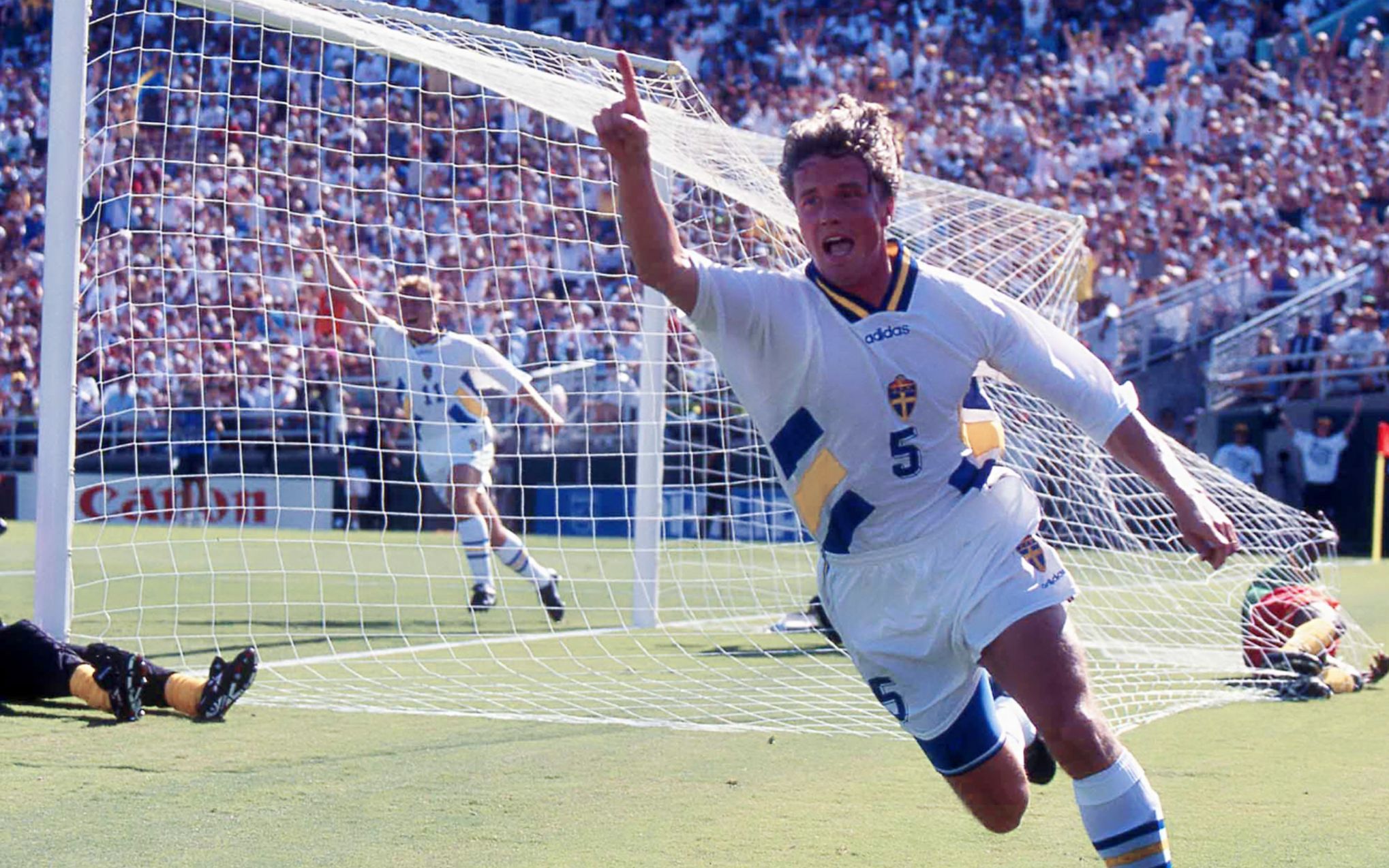 1994年喀麦隆2-2瑞典,双方精彩对攻战,布洛林达赫林发挥出色