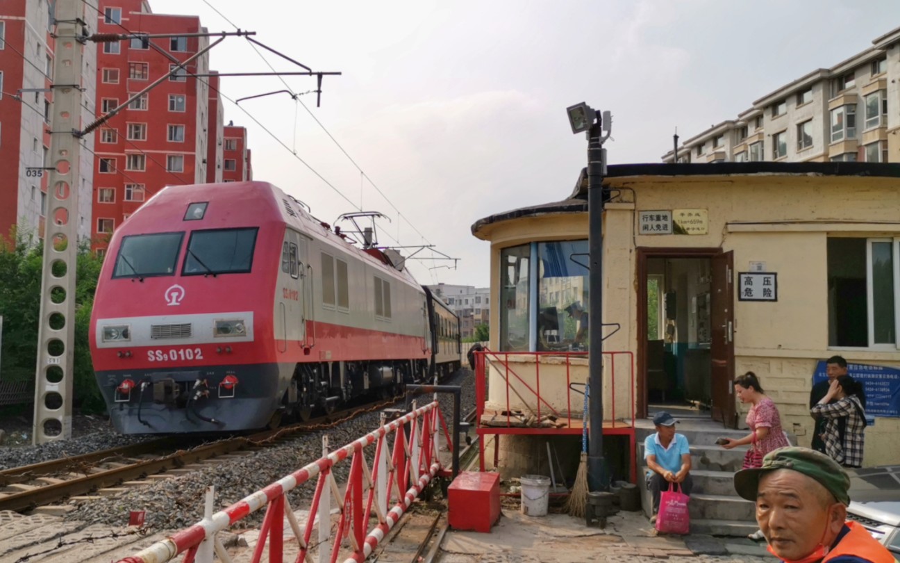 平齐线沈局辽段ss9g0102牵引客电k1241通过平齐线1公里道口