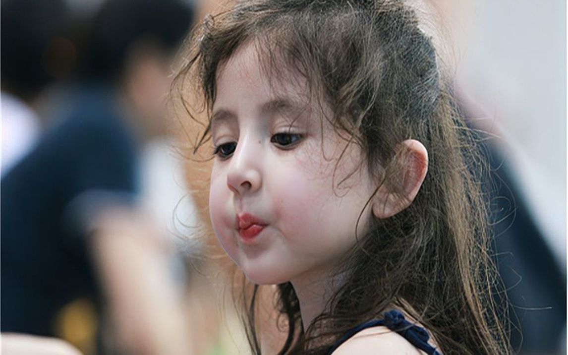 芬兰小女孩在中国待久了,回国一句话把爷爷给气笑了,听她说了啥