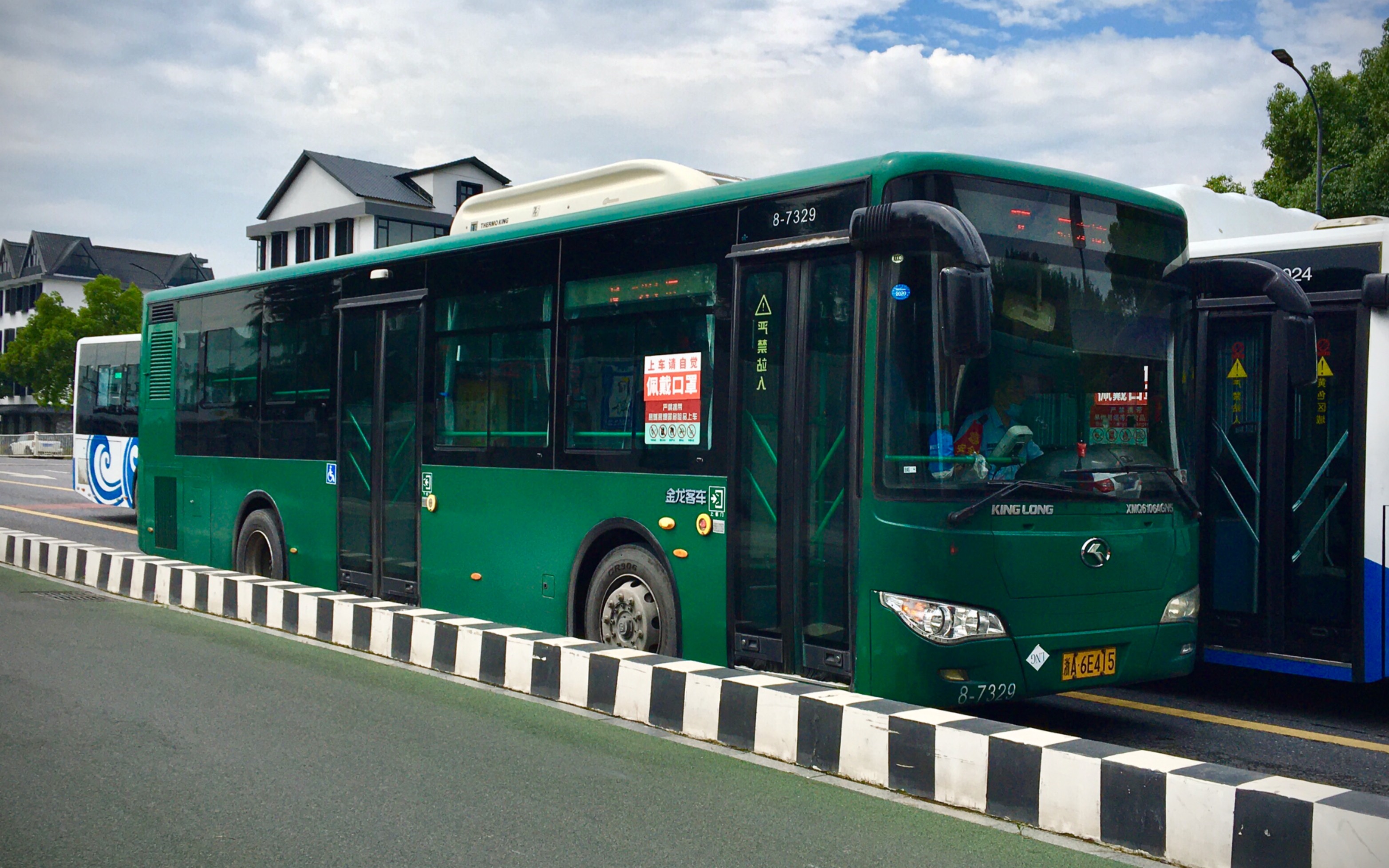 杭州7105路xmq6106agn5诸家桥出站