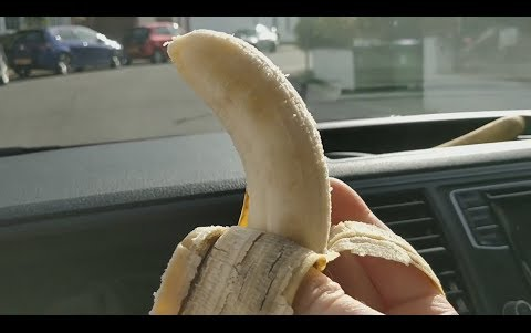 每日一剂75对开车玩手机的人扔香蕉