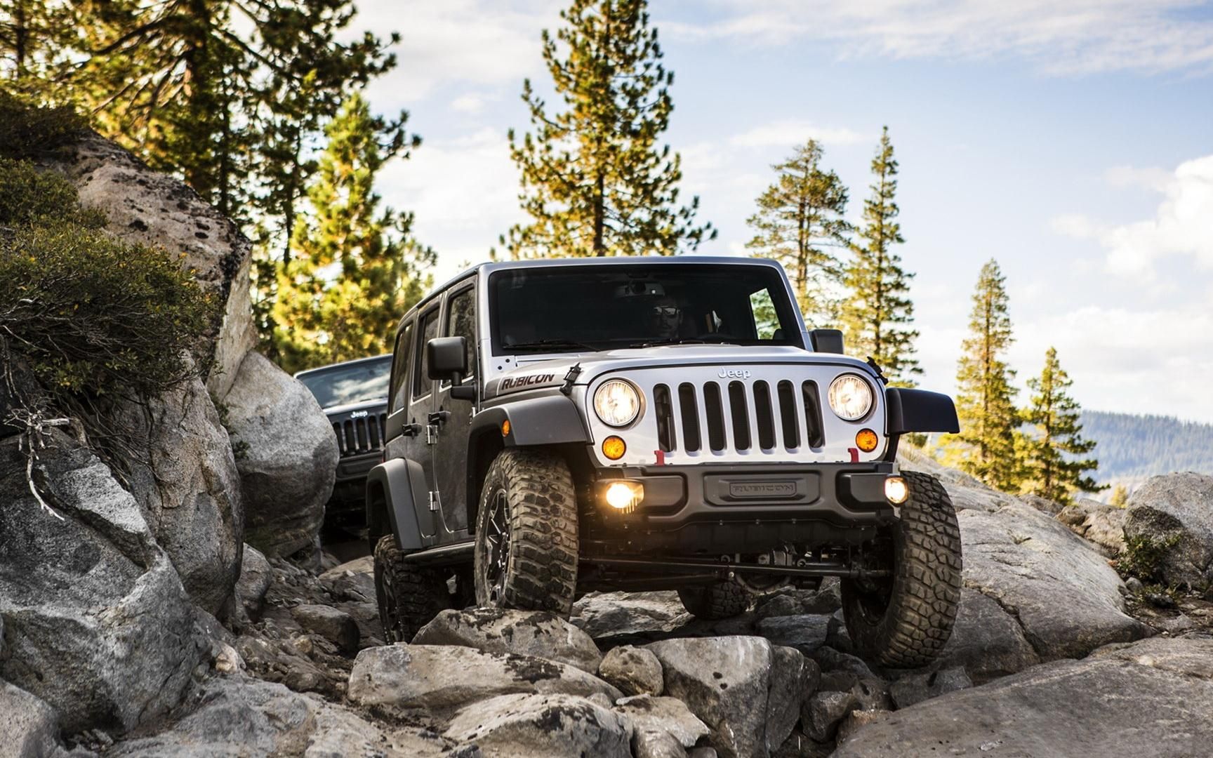 路虎卫士,牧马人攀岩.卫士需要牧马人救