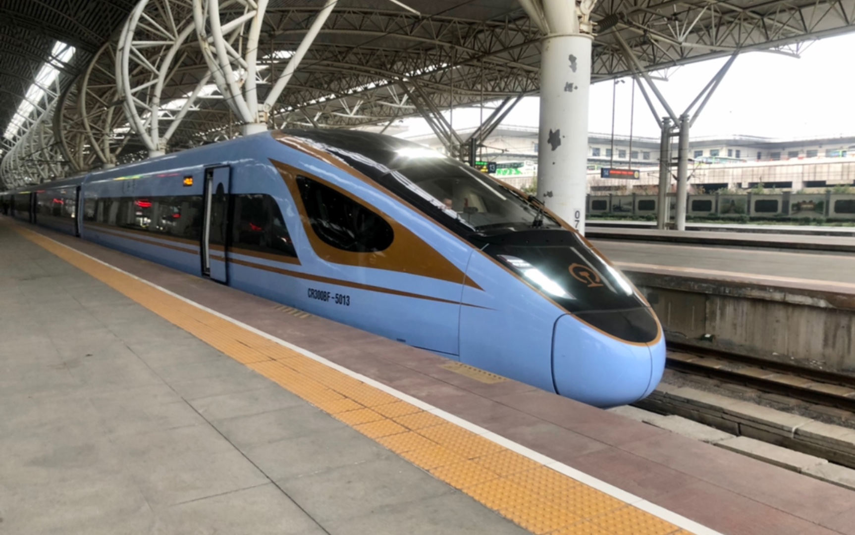 c3661 cr300bf蓝暖男乘坐体验,淡蓝的车身,金色的腰线_哔哩哔哩_bili