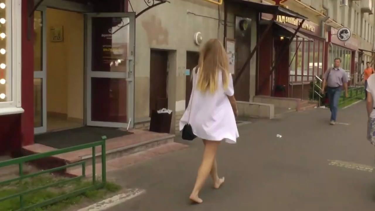 甜妹光脚在街上散步 yana