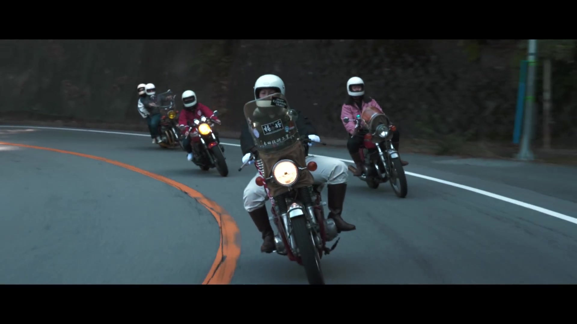 我从最近拍摄的录像中收集了日本青少年骑旧摩托车的场景bike