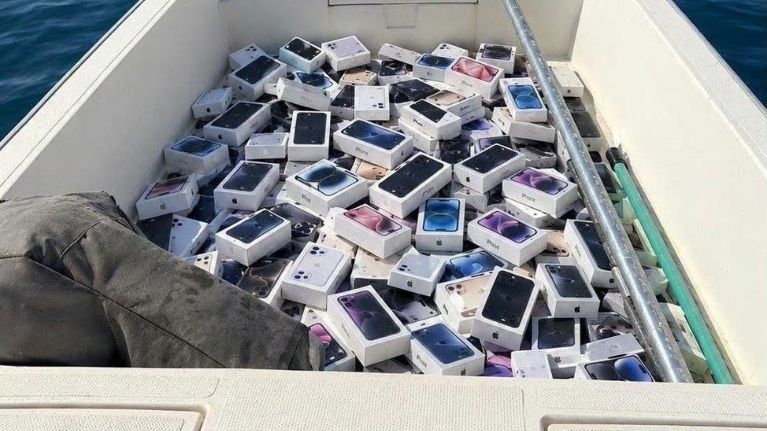 现在中东最赚钱生意已经不是卖石油了而是去波斯湾白捡，两艘新加坡籍船只 通过霍尔木兹海峡时遭袭大量集装箱散落大海，上面好多电子产品包括不