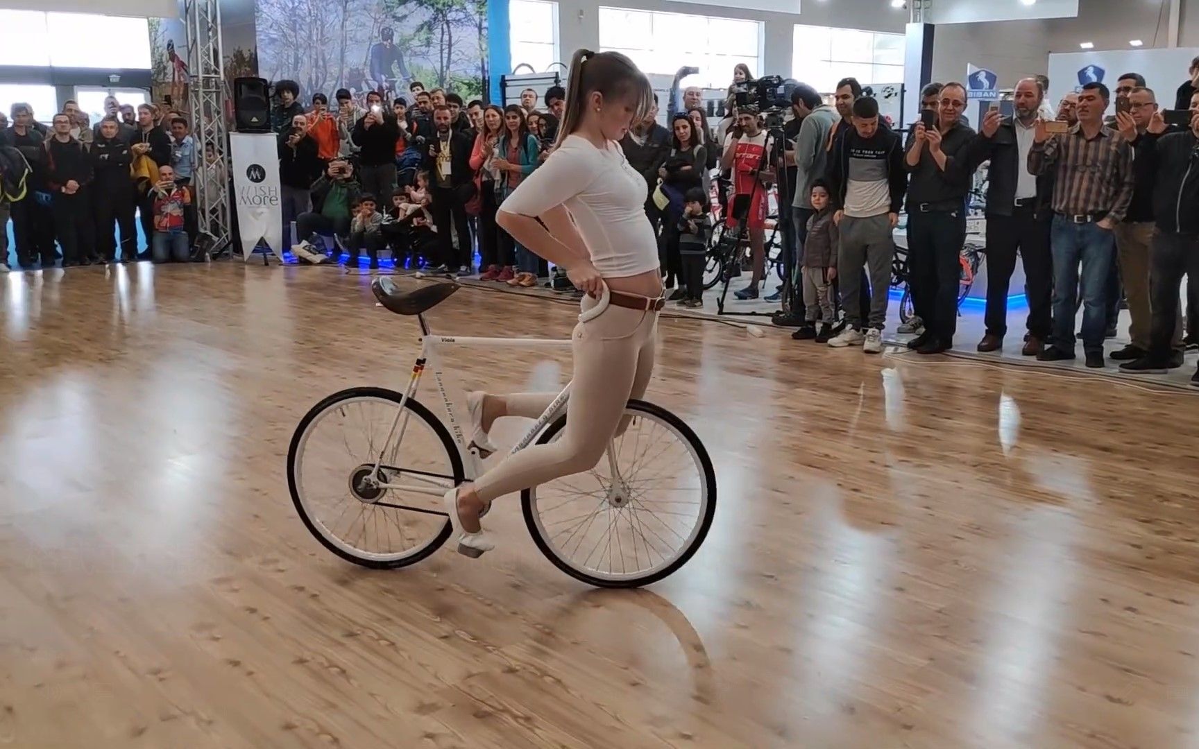 国外美女表演自行车杂技