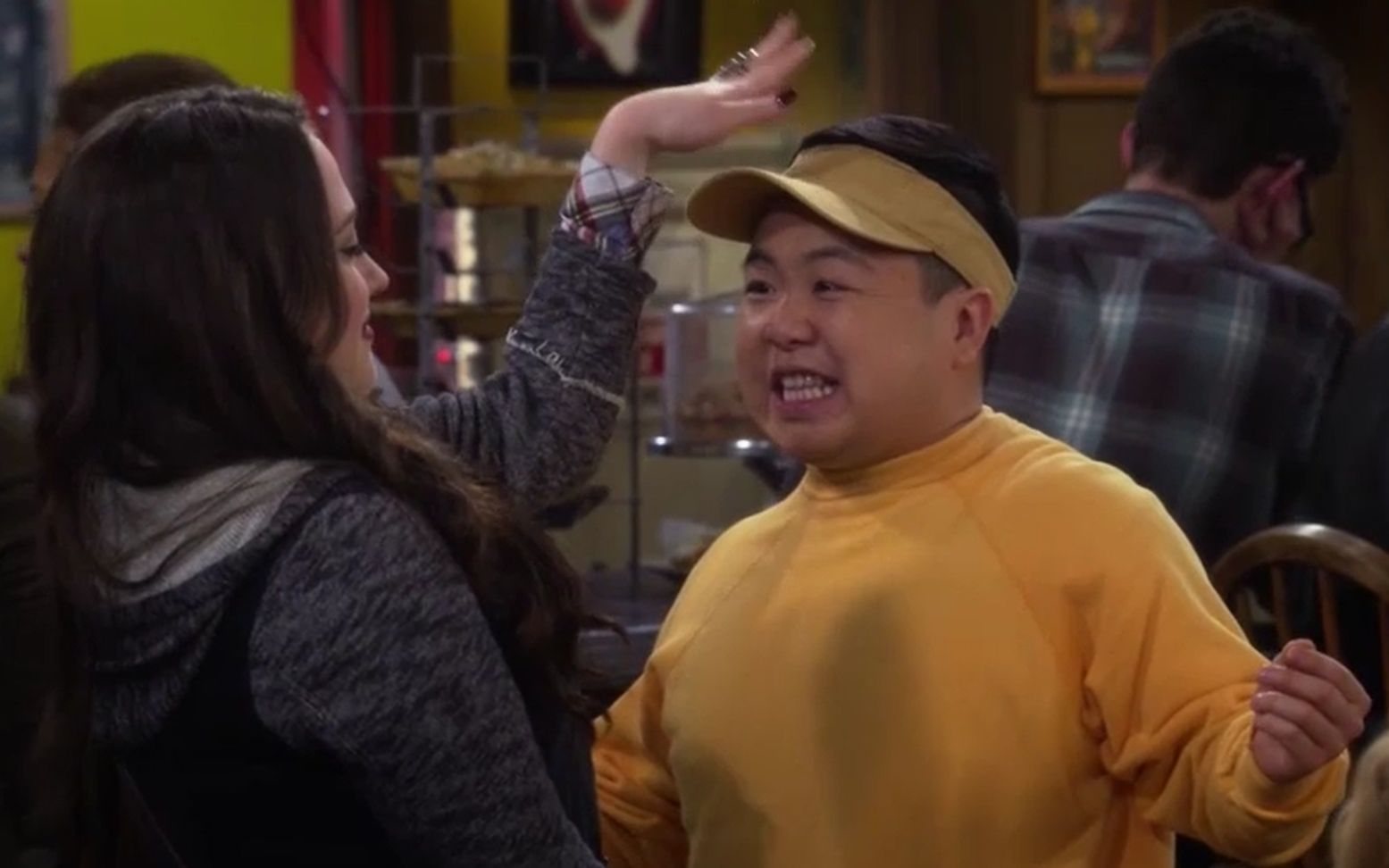 破产姐妹暖心的han因为等不到max的亲生父亲着急地对他的心理医生破口