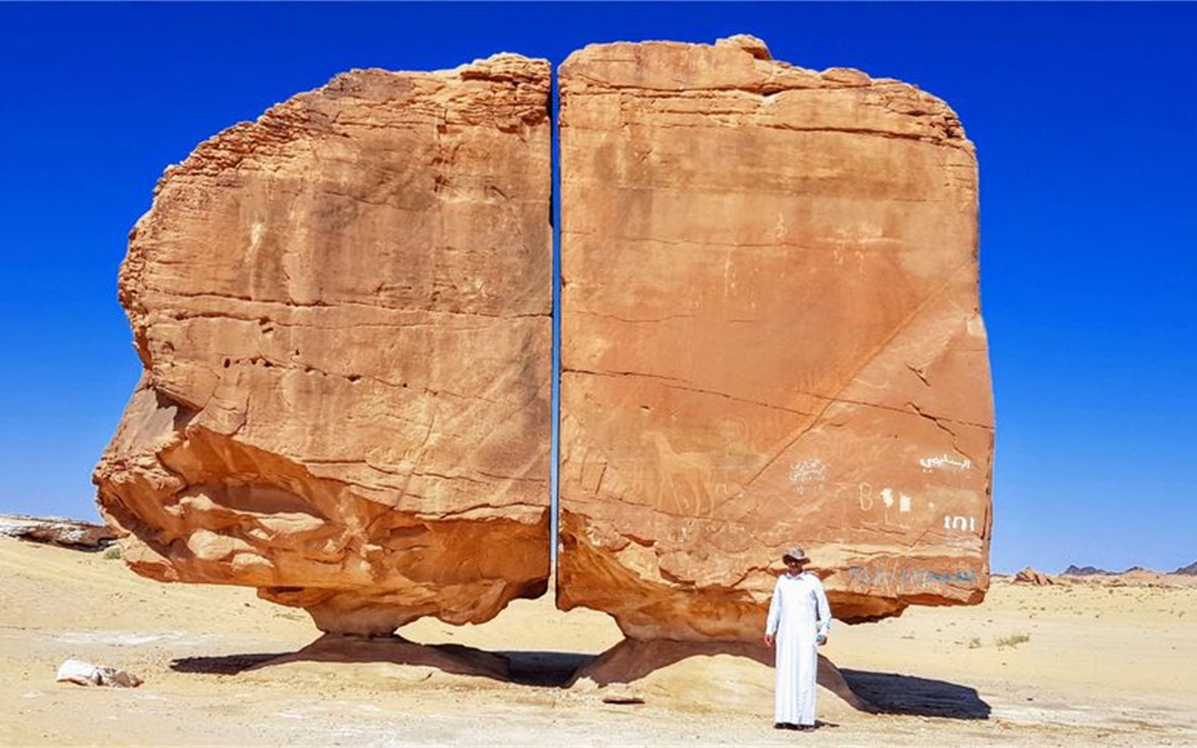 巨石被神秘力量一分为二,切口光滑如激光切割,它是如何形成的?