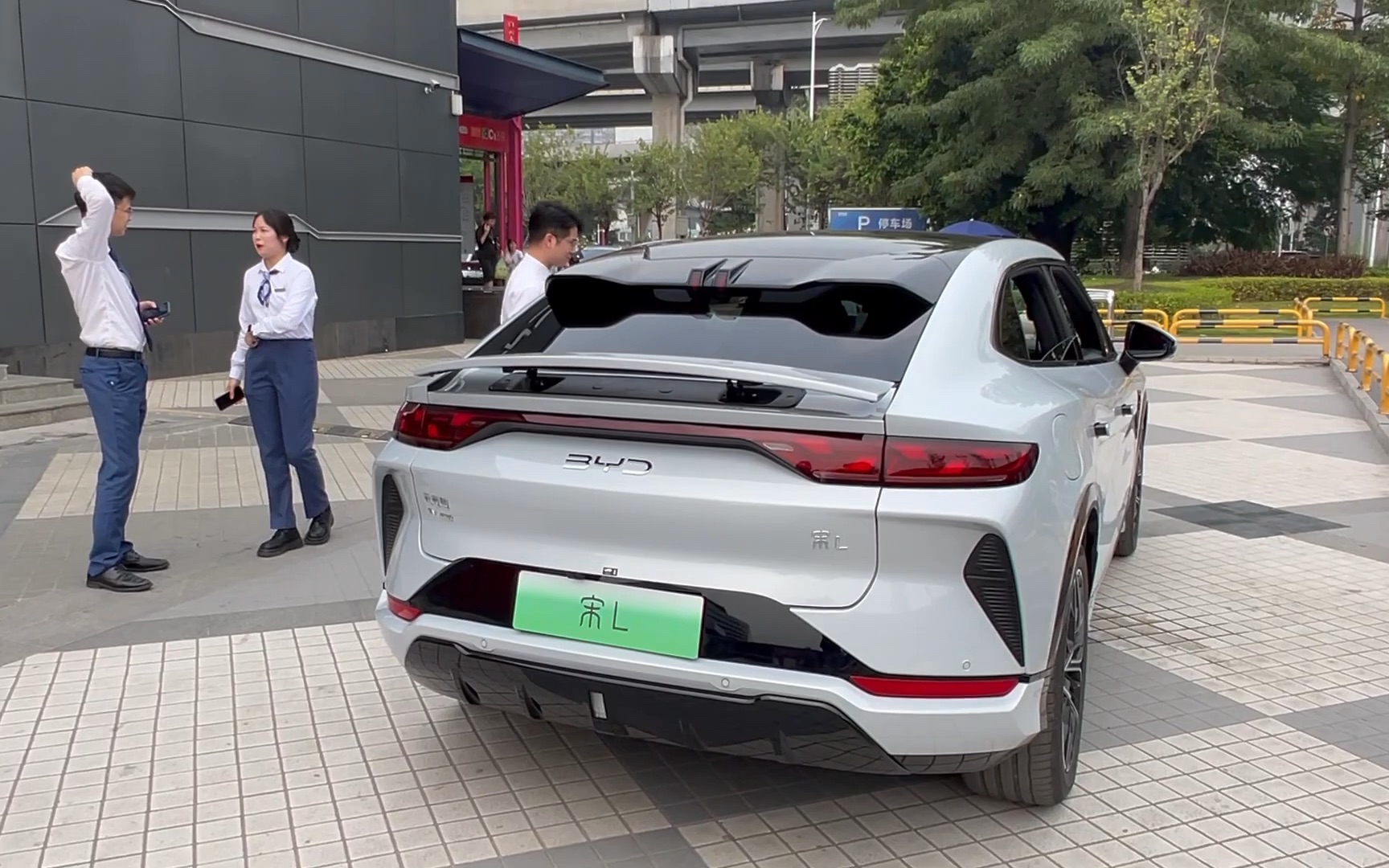 乌克兰倒爷试驾比亚迪宋l