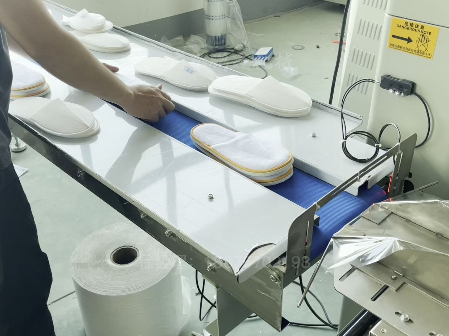 酒店一次性拖鞋包装机 鞋垫自动套袋打包机 浴帽脚套枕式包装机械酒店