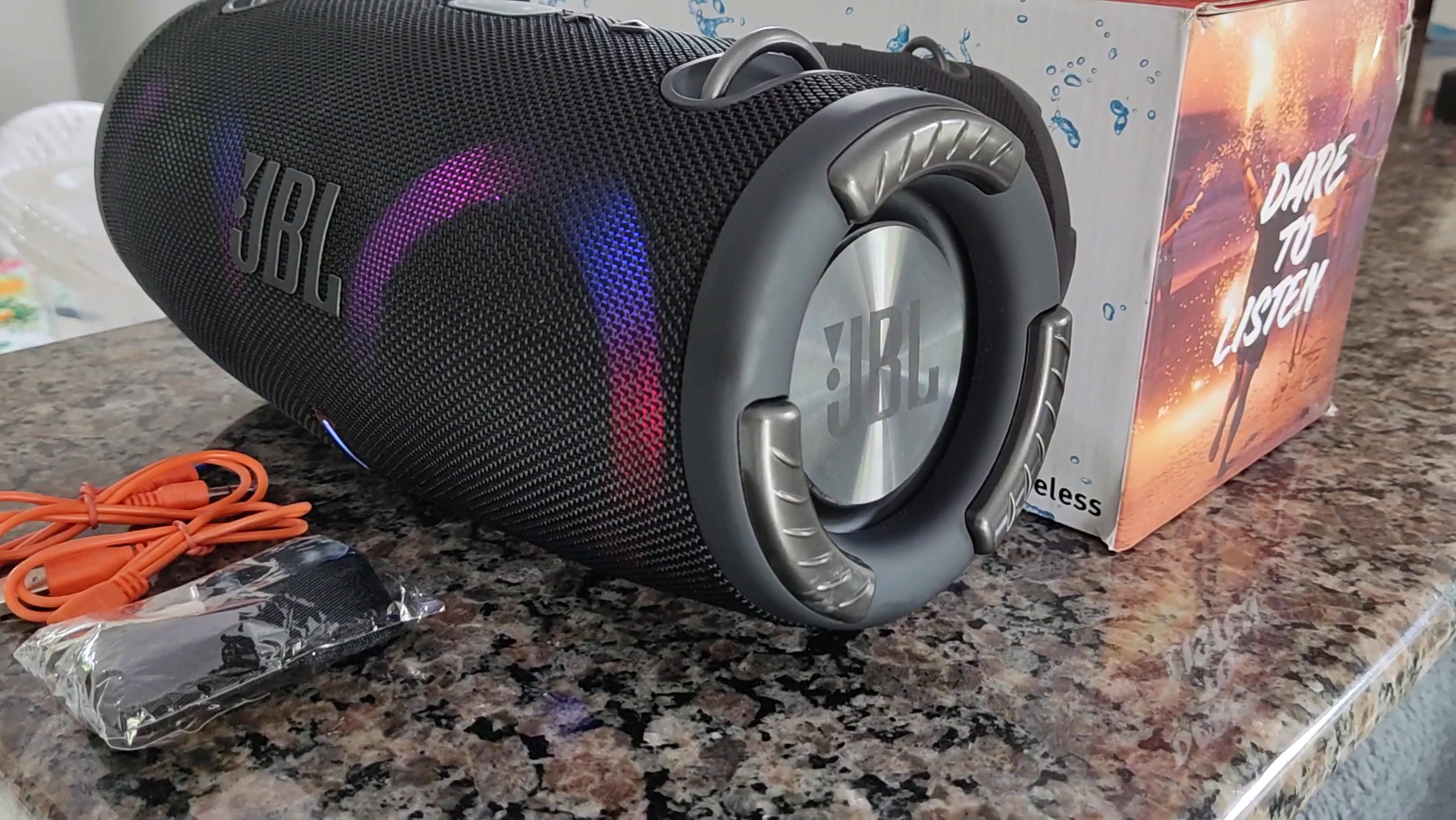 华强北新jbl战鼓三代:rgb灯光加持,音质却拉跨?