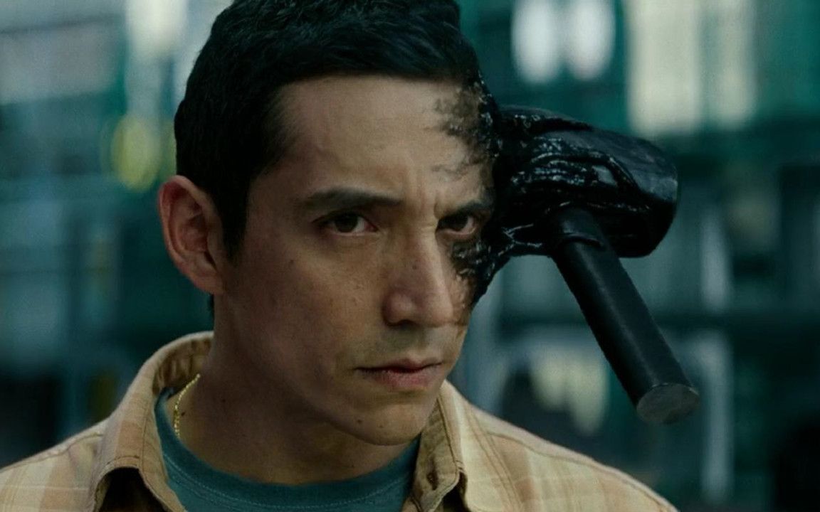 男子被铁锤狠砸头部,伤口流出黑色液体,原来他竟不是人类