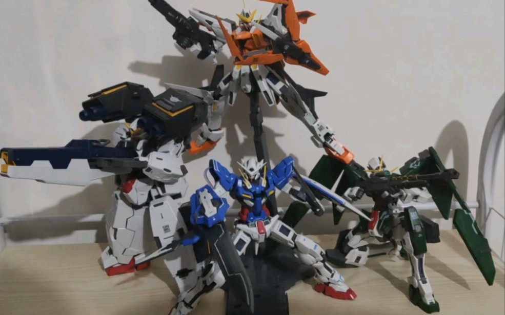 高达00四小强深夜把玩素组模型