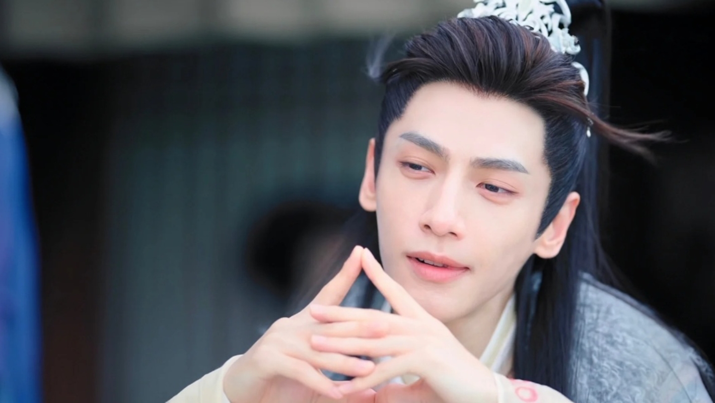 不愧是小魔神,一举一动都迷死老夫了!邪魅澹台烬真的帅!