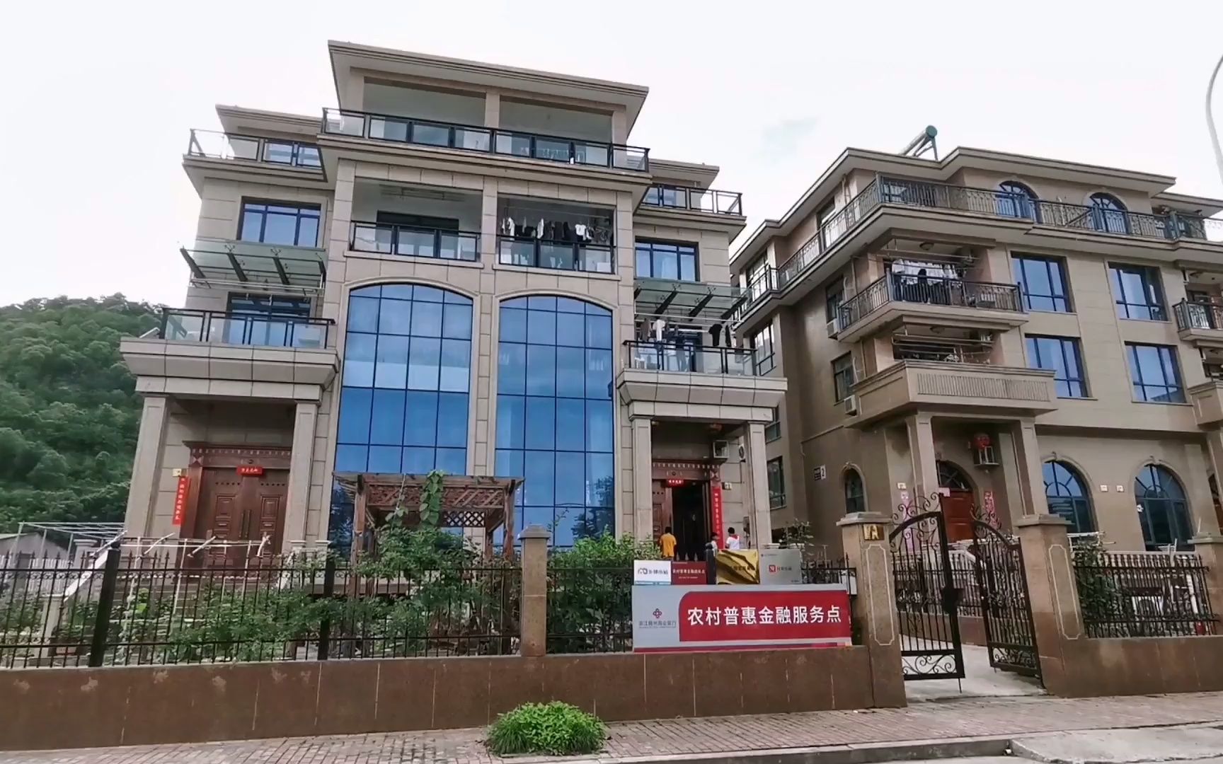 实拍浙江农村,这是我见过最土豪的房子,家家都是豪华大别墅!