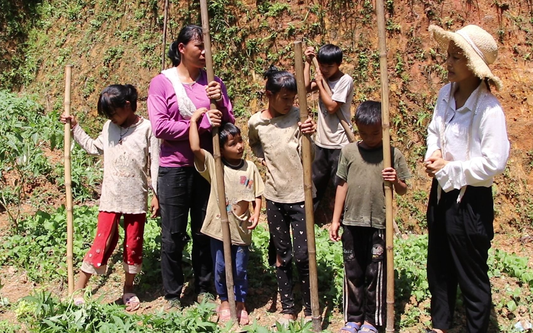 39岁大姐生10个孩子,靠耕田割木油度日,自己没房住借居在叔伯家