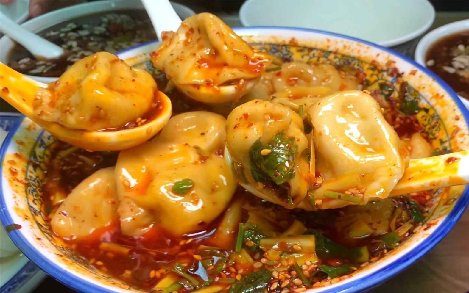跟馋嘴伙计吃饺子手工面,人均40多,凉菜涮牛肚加酱牛肉还有甜品,免费的油泼辣子吃个美,陕西接地气的小吃非常解馋-君在西安-君在西安-哔哩哔哩视频