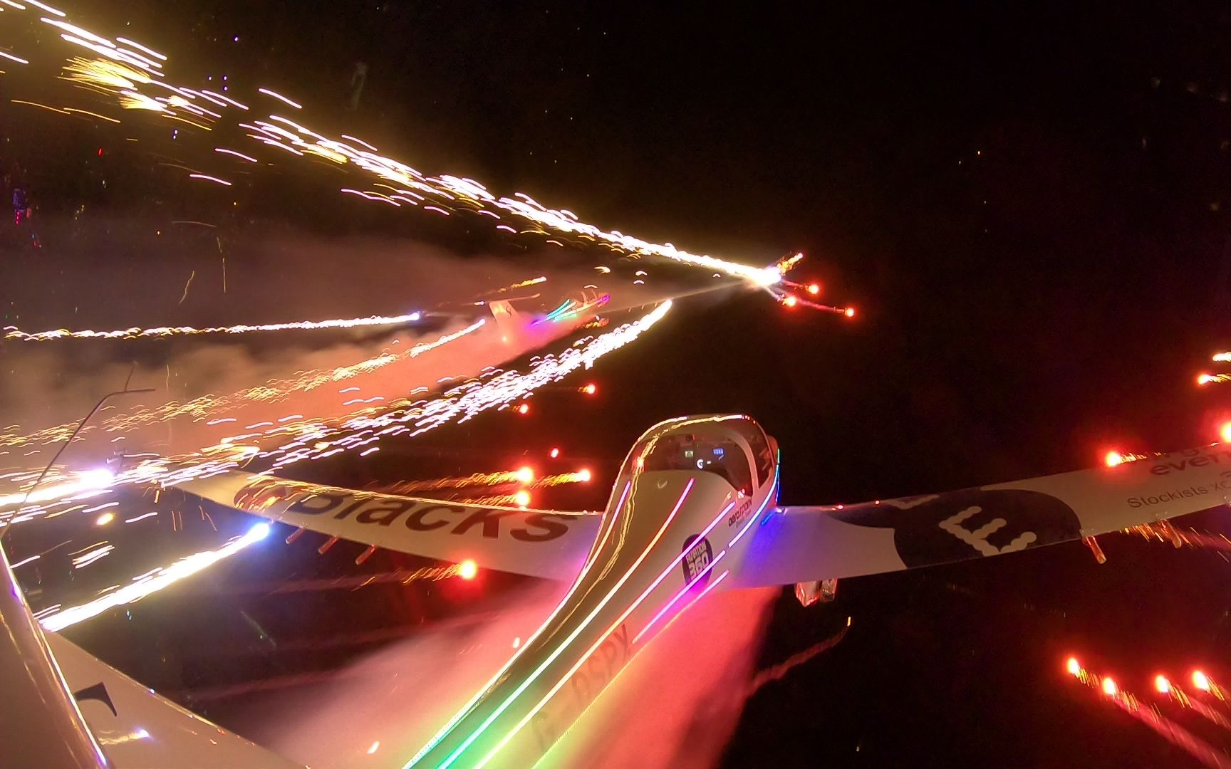 夜空中最美的风景,两架飞机空中放焰火绚烂夺目!