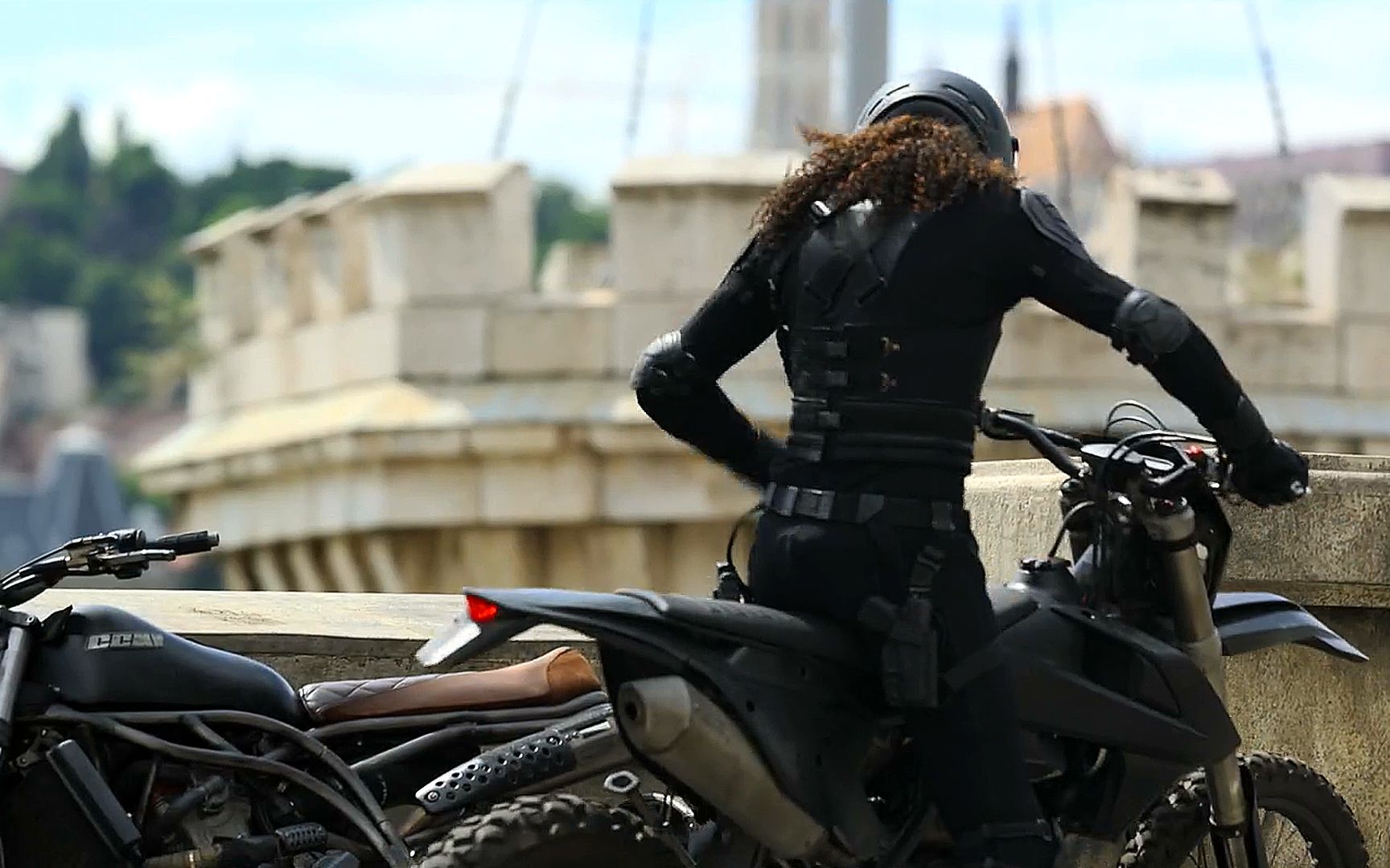 时隔7年,黑寡妇再次骑上她的小摩托,开始街头狂飙!