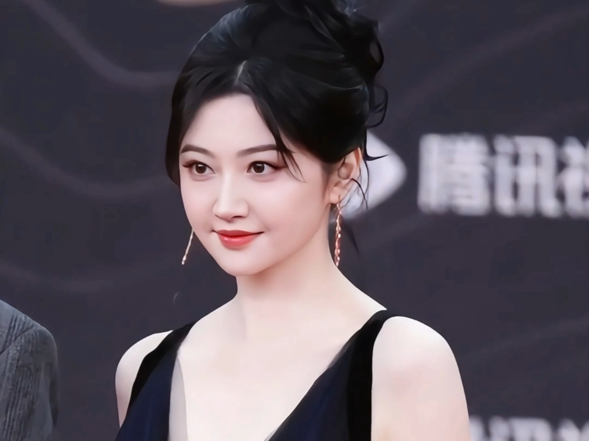 景甜黑色深v露背纱裙,尽显优雅气质大方,不愧是人间富花