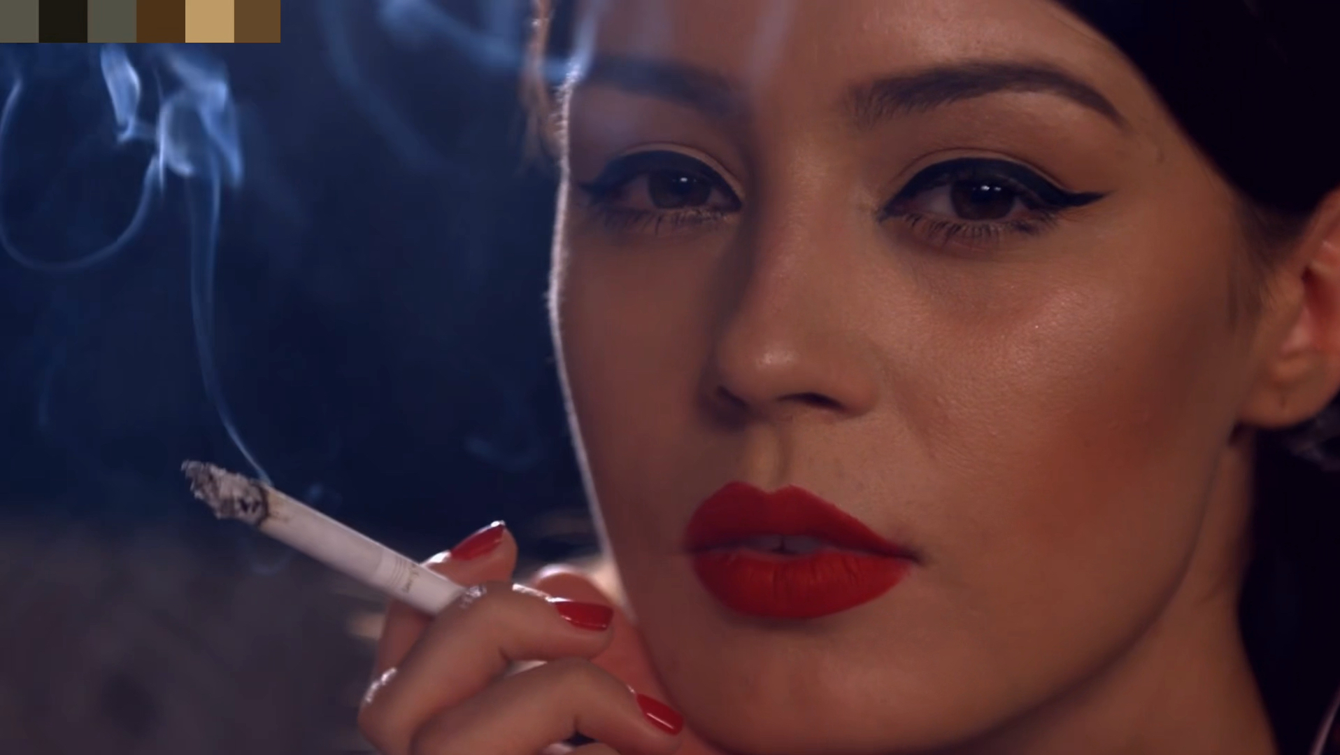 近距离感受红唇与烟雾～#smoking girls #抽烟美女